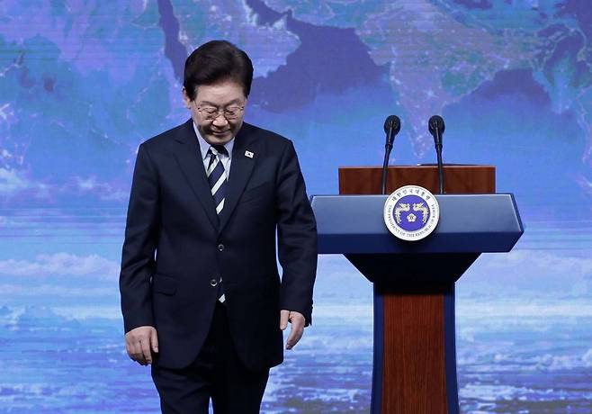 이재명 대통령이 13일 부산에서 열린 북극항로 시범운항 환영식에서 격려사를 마치고 자리로 이동하고 있다. 청와대사진기자단