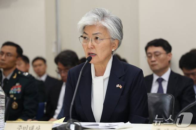 강경화 주미대사가 12일(현지시간) 미국 워싱턴DC 주미대사관에서 열린 국회 외교통일위원회 국정감사에서 질의에 답하고 있다. /사진=뉴시스