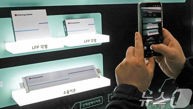 서울 코엑스에서 열린 인터배터리 2026에서 LG에너지솔루션 부스를 찾은 사람들이 배터리 제품을 살펴보고 있다 /사진=뉴스1