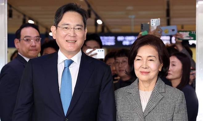 이재용 삼성전자 회장과 홍라희 전 삼성미술관 리움 관장이 2024년 10월 21일 오후 서울 종로구 서울대병원 어린이병원에서 열린 소아암·희귀질환 지원사업단 행사를 마치고 이동하고 있다. 뉴시스