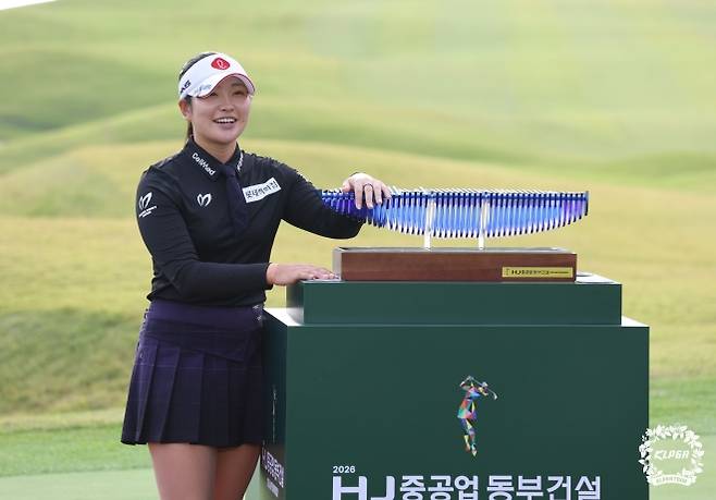 지난 11일 HJ중공업·동부건설 챔피언십에서 우승한 유현조가 우승 트로피 옆에서 활짝 웃는 모습. KLPGA 제공