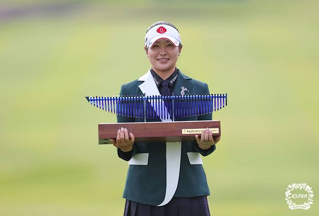 유현조가 11일 경남 양산의 에이원CC(파72)에서 열린 KLPGA 투어 HJ중공업·동부건설 챔피언십에서 우승한 후 트로피를 들어 보이고 있다. 사진 제공=KLPGA