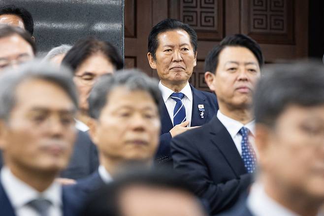 정청래 전 더불어민주당 대표가 1일 서울 여의도 국회에서 열린 의원총회에서 국민의례를 하고 있다. 뉴스1