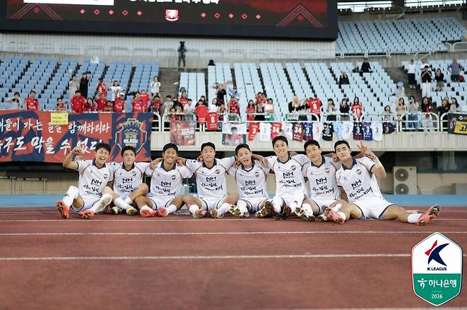 김천 상무에서 지난 6일 전역한 박철우(왼쪽부터)와 박세진, 이수빈, 이건희, 이정택, 김민규, 고재현, 김태환이 기념 사진을 촬영하고 있다. 프로축구연맹 제공