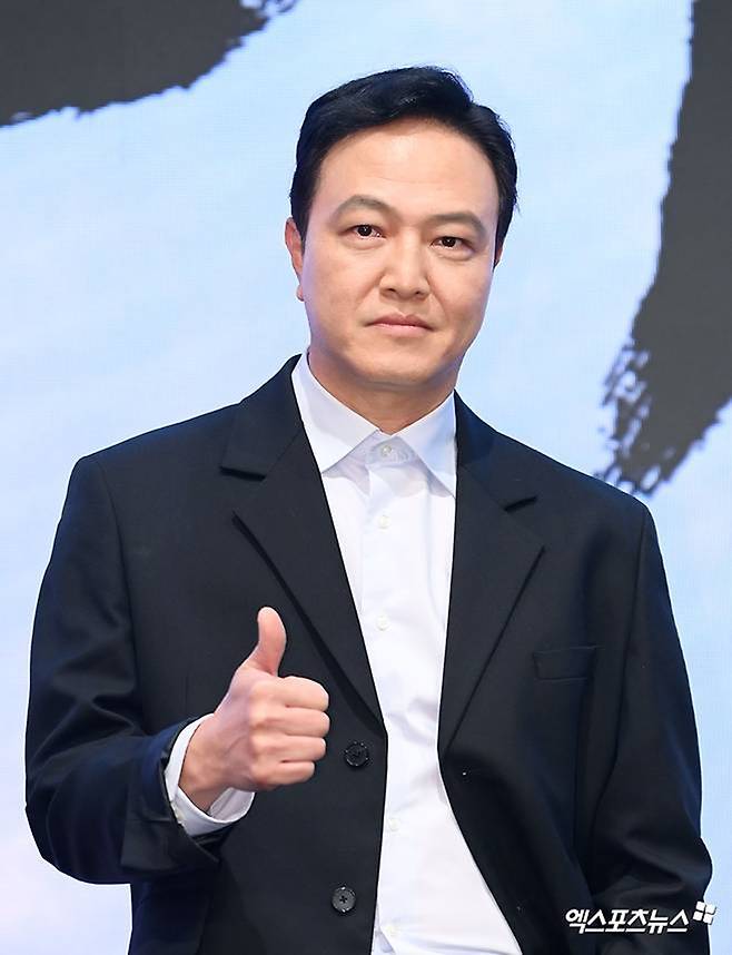 배우 정웅인이 서울예대 재학 시절 후배들을 괴롭혔다는 이른바 '악마 선배' 소문에 대해 해명한 가운데, 과거 정웅인 본인과 후배 연예인들이 방송에서 털어놓은 일화들이 재조명되고 있다.
