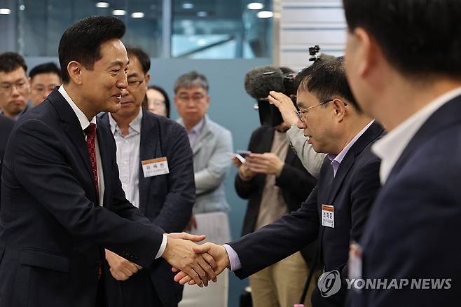 26년 하반기 착공 예정 11개 정비사업 공동협력 협약식 참석한 오세훈 서울시장 (서울=연합뉴스) 류효림 기자 = 오세훈 서울시장이 13일 서울시청에서 열린 2026년 하반기 착공 예정 11개 정비사업 공동협력 협약식 및 특별공정회의에서 참석자들과 인사하고 있다. 2026.10.13 ryousanta@yna.co.kr