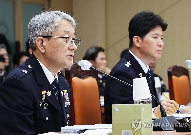 질의에 답하는 김홍근 경기남부경찰청장 직무대리 (수원=연합뉴스) 홍기원 기자 = 13일 경기도 수원시 장안구 경기남부경찰청에서 열린 국회 행정안전위원회의 경기남ㆍ북부경찰청에 대한 국정감사에서 김홍근 경기남부경찰청장 직무대리가 위원 질의에 답하고 있다. 2026.10.13 xanadu@yna.co.kr