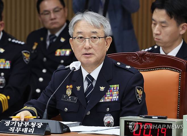 질의에 답하는 김홍근 경기남부경찰청장 직무대리 (수원=연합뉴스) 홍기원 기자 = 13일 경기도 수원시 장안구 경기남부경찰청에서 열린 국회 행정안전위원회의 경기남ㆍ북부경찰청에 대한 국정감사에서 김홍근 경기남부경찰청장 직무대리가 위원 질의에 답하고 있다. 2026.10.13 xanadu@yna.co.kr