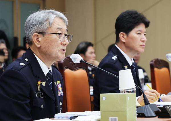 13일 경기도 수원시 장안구 경기남부경찰청에서 열린 국회 행정안전위원회의 경기남ㆍ북부경찰청에 대한 국정감사에서 김홍근 경기남부경찰청장 직무대리가 위원 질의에 답하고 있다. 2026.10.13 /연합뉴스