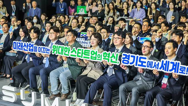 14일 오전 수원특례시 영통구 수원컨벤션센터에서 열린 '2026 경기 스타트업 서밋(GSUMMIT 2026)' 개막식에서 추미애 경기도지사, 김태형 경기도의회 미래과학협력위원회 위원장 등 참석 내빈이 기념 퍼포먼스를 하고 있다. /전광현 기자 maggie@incheonilbo.com