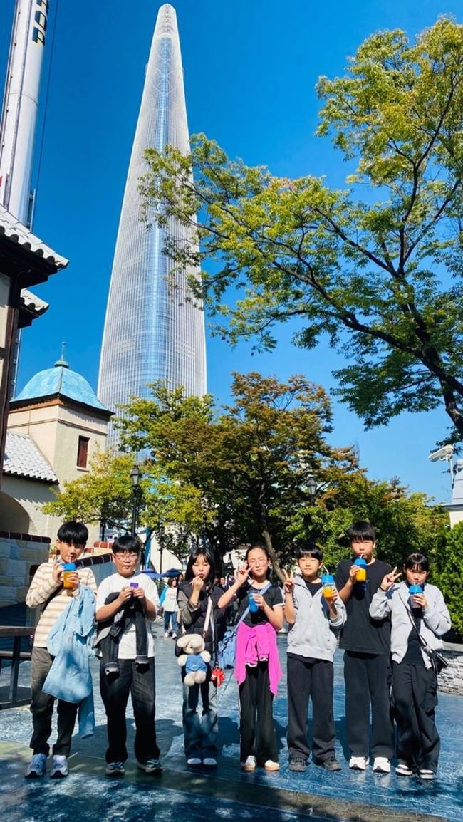 함양 병곡초등학교 학생들이 지난 7일 서울 롯데월드에서 기념사진을 찍고 있다. /병곡초교