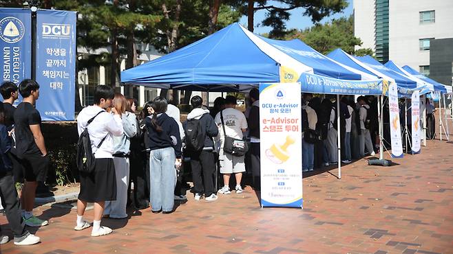 ▲ 대구가톨릭대는 DCU e-Advisor 정식 오픈을 기념해 10월 13일부터 14일까지 중앙도서관 앞 광장에서 재학생을 대상으로 'e-Advisor 스탬프 투어'를 운영했다. e-Advisor스탬프투어. 대구가톨릭대 제공.
