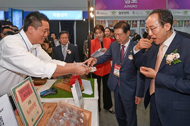 14일 대구 북구 엑스코에서 열린 제26회 대구국제식품산업전(K-FOOD EXPO 2026)에서 추경호 대구시장이 별별농부 부스를 찾아 수박식빵 러스크를 시식하고 있다. 17일까지 열리는 이번 행사는 역대 최대 규모인 233개사 468개 부스로 마련돼 가공식품·농수축산물과 식품기계·포장기기 등을 선보이며, 해외 바이어 수출상담회와 구매상담회, 전문 세미나 등도 진행된다. 정세영 수습기자