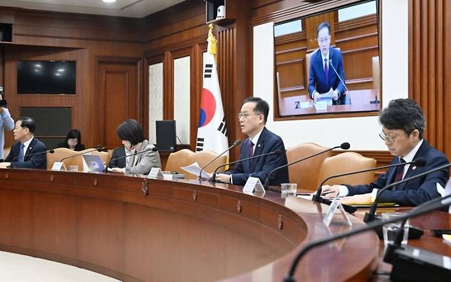 ▲이형일(오른쪽 둘째) 부총리 겸 재정경제부 장관이 14일 정부서울청사에서 열린 비상경제본부 회의·경제관계장관회의 겸 서비스산업발전 TF에서 모두발언을 하고 있다. 재정경제부
