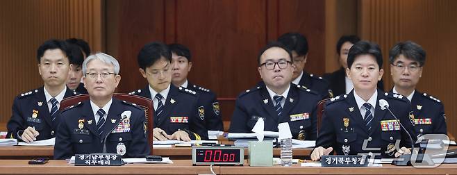 김홍근 경기남부경찰청장 직무대리(왼쪽부터)와 이승협 경기북부경찰청장이 13일 경기 수원시 장안구 경기남부경찰청에서 열린 국회 행정안전위원회의 경기남북부경찰에 대한 국정감사에서 의원 질의를 경청하고 있다. 2026.10.13 ⓒ 뉴스1 김영운 기자
