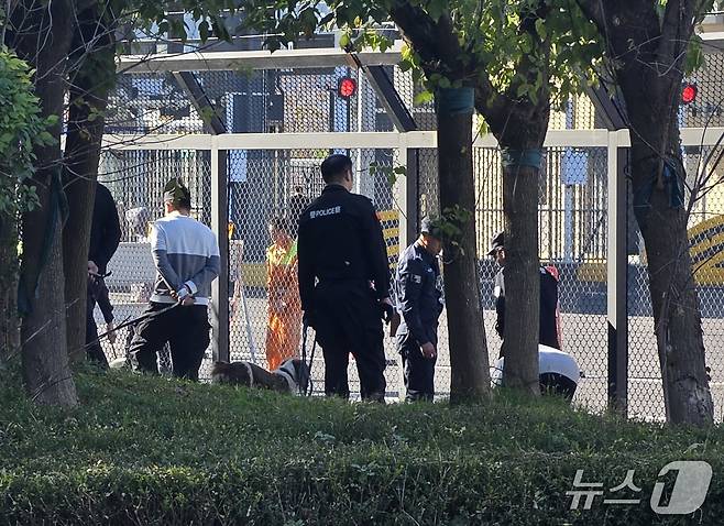 신압록강대교 정식 개통을 하루 앞둔 14일 중국 랴오닝성 단둥의 중국 측 해관(세관) 인근에서 공안들이 경찰견과 함께 주변을 점검하고 있다. 2026.10.14. ⓒ 단둥=뉴스1 노민호 특파원