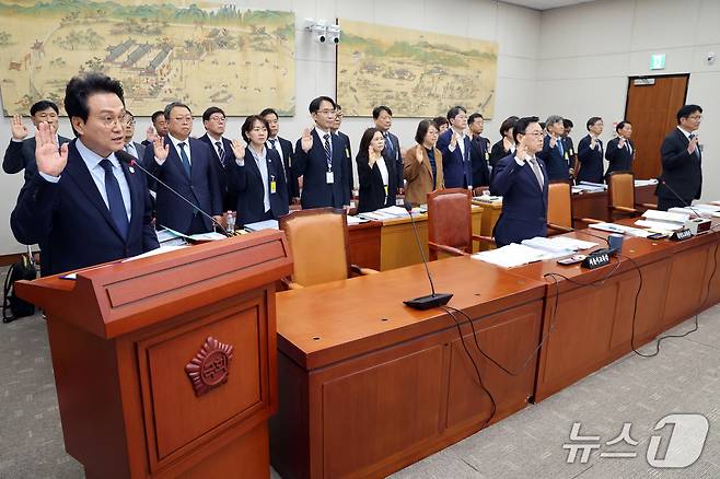 안민석 경기도 교육감(앞줄 왼쪽부터)과 정근식 서울시 교육감, 도성훈 인천시 교육감이 14일 서울 여의도 교육위원회에서 열린 서울교육청 등에 대한 국정감사에서 선서를 하고 있다. 2026.10.14 ⓒ 뉴스1 황기선 기자