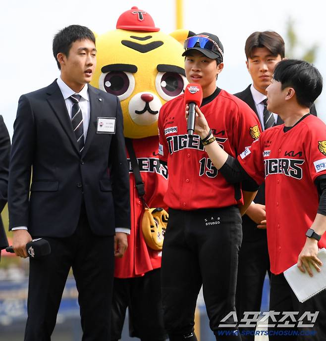 11일 광주 기아챔피언스필드에서 열린 KIA와 롯데의 경기. 2027 KBO 신인 드래프트에서 KIA 타이거즈에 지명받은 소재휘와 박재현이 인터뷰를 하고 있다. 광주=박재만 기자 pjm@sportschosun.com/2026.10.11/