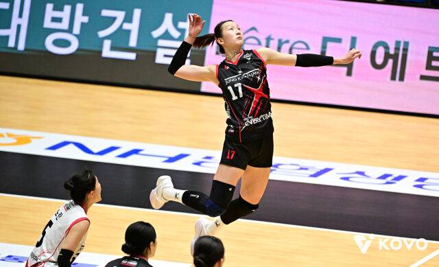 정관장 종휘가 13일 열린 2026 프로배구 컵대회 여자부 A조 조별리그 SOOP과 2차전서 스파이크를 시도하고 있다./한국배구연맹(KOVO) 제공