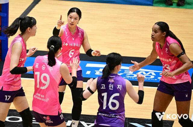 흥국생명 세터 이고은(6번)이 13일 열린 IBK기업은행과 2026 프로배구 컵대회 여자부 A조 조별리그 팀의 두 번째 경기 도중 랠리가 끝난 뒤 동료들과 사인을 교환하고 있다./한국배구연맹(KOVO) 제공
