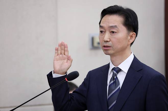 김지용 초대 중대범죄수사청장 후보자가 14일 국회 행정안전위원회에서 열린 인사청문회에서 선서하고 있다. 연합뉴스
