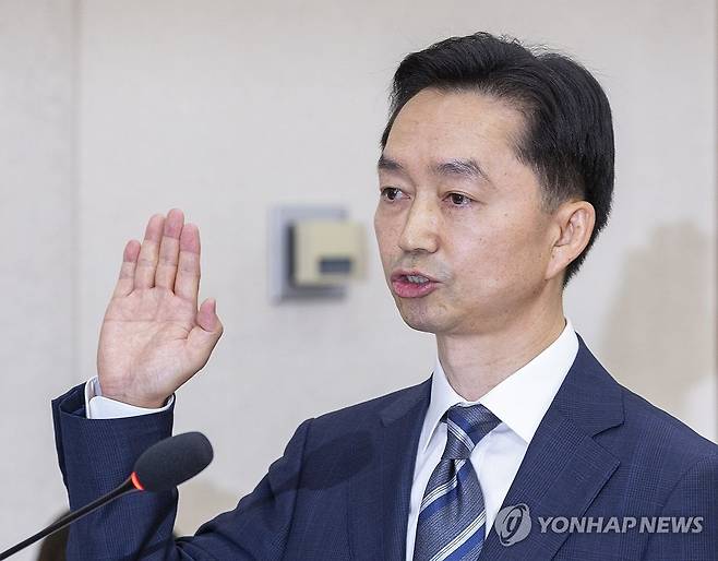 인사청문회에서 선서하는 김지용 중수청장 후보자 (서울=연합뉴스) 황광모 기자 = 김지용 초대 중대범죄수사청장 후보자가 14일 국회 행정안전위원회에서 열린 인사청문회에서 선서하고 있다. 2026.10.14 hkmpooh@yna.co.kr