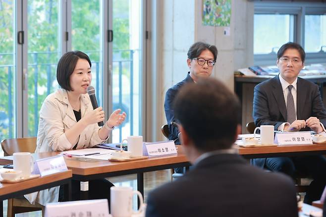 이소영 중소벤처기업부 장관이 15일 충남 천안시 엘케이켐에서 점프업 프로그램 참여기업 현장간담회에 참석하고 있다. (중소벤처기업부 제공)
