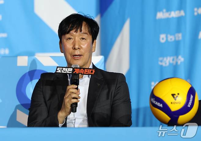 신영철 OK저축은행 감독이 8일 오후 서울 강남구 호텔리베라 청담에서 열린 2026-2027 시즌 프로배구 남자부 미디어데이에서 시즌에 임하는 각오를 밝히고 있다. 2026.10.8 ⓒ 뉴스1 최지환 기자
