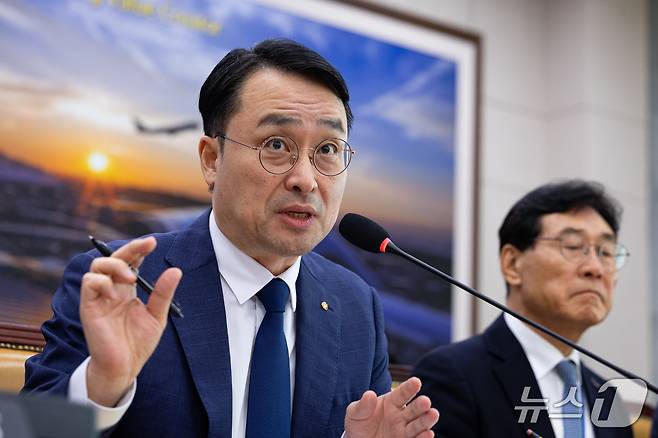 이헌욱 한국부동산원장이 15일 서울 여의도 국회에서 열린 국토교통위원회의 한국부동산원 등에 대한 국정감사에 출석해 의원 질의에 답하고 있다. 2026.10.15 ⓒ 뉴스1 유승관 기자