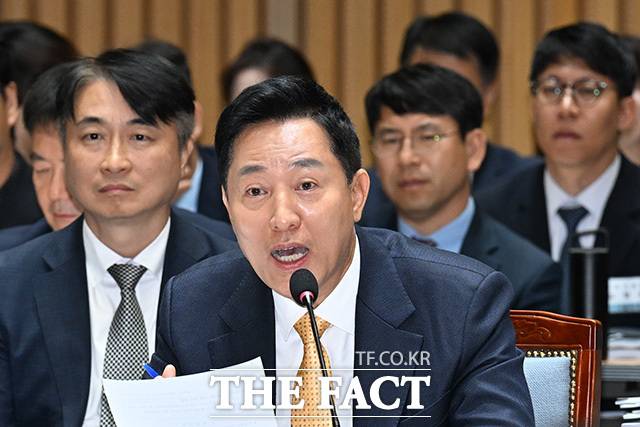 오세훈 서울시장이 15일 오전 서울 중구 서울특별시청에서 열린 국회 행정안전위원회의 국정감사에 참석해 질의에 답변하고 있다./송호영 기자