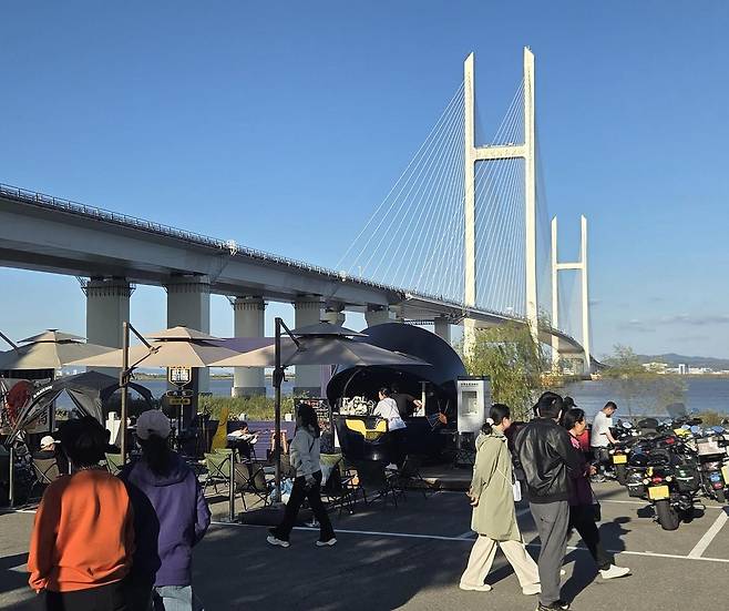 중국 랴오닝성 단둥과 북한 평안북도 신의주를 잇는 길이 약 3km 신압록강대교가 15일 정식 개통한다. 이 다리는 2014년 완공됐으나, 북한 측 통관시설 미비와 양국 관계 경색 등으로 인해 12년간 개통이 미뤄졌다. 신압록강대교 개통으로 장기적으로 북-중 교역이 크게 늘어날 수 있다는 전망이 나온다. 단둥=뉴시스