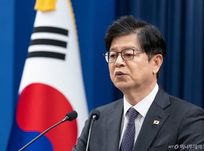 (서울=뉴스1) 이재명 기자 = 성기홍 홍보소통수석이 1일 청와대 춘추관에서 인사 관련 브리핑을 하고 있다. 2026.10.1/뉴스1 Copyright (C) 뉴스1. All rights reserved. 무단 전재 및 재배포, AI학습 이용 금지. /사진=(서울=뉴스1) 이재명 기자