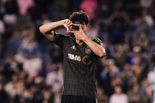 손흥민(LAFC)이 15일(한국시각) 미국 캘리포니아주 로스앤젤레스의 BMO 스타디움에서 열린 2026시즌 메이저리그사커(MLS) 29라운드 오스틴FC와의 맞대결에서 득점한 뒤 세리머니하고 있다./LAFC 제공