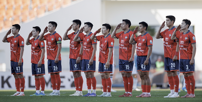 김천 상무 축구단이 거수경례를 하고 있다. 프로축구연맹