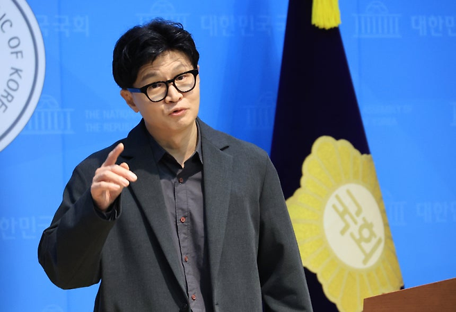 김승원 법무부 장관 후보자가 자진사퇴 기자회견을 한 지난달 19일 무소속 한동훈 의원이 국회 소통관에서 기자회견을 하고 있다. 연합뉴스