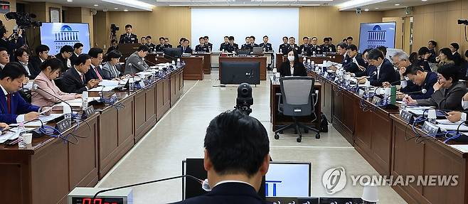인사말 하는 고범석 서울시경찰청장 (서울=연힙뉴스) 최재구 기자 = 고범석 서울시경찰청장이 15일 서울시경찰청에서 열린 국회 행정안전위원회의 서울시경찰청에 대한 국정감사에서 인사말을 하고 있다. 2026.10.15 jjaeck9@yna.co.kr
