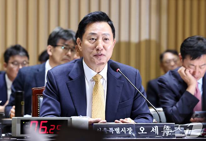 오세훈 서울시장이 15일 서울시청에서 열린 국회 행정안전위원회의 서울시에 대한 국정감사에서 질의에 답변하고 있다. 2026.10.15 ⓒ 뉴스1 구윤성 기자
