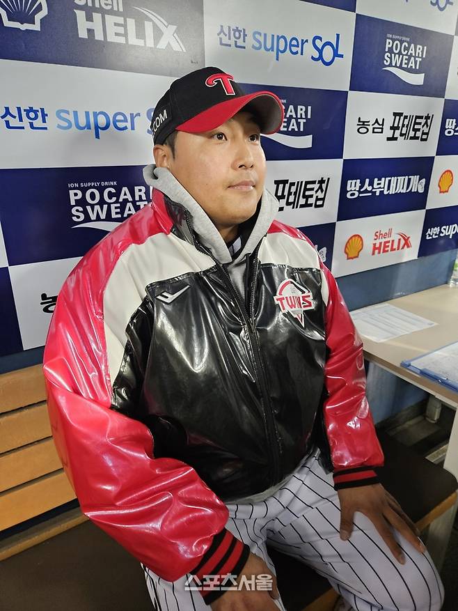 LG 이우찬이 14일 서울 잠실구장에서 열린 2026 KBO리그 포스트시즌 와일드카드 1차전 두산과 경기 승리 후 취재진 인터뷰에 응하고 있다. 잠실 | 강윤식 기자 skywalker@sportsseoul.com