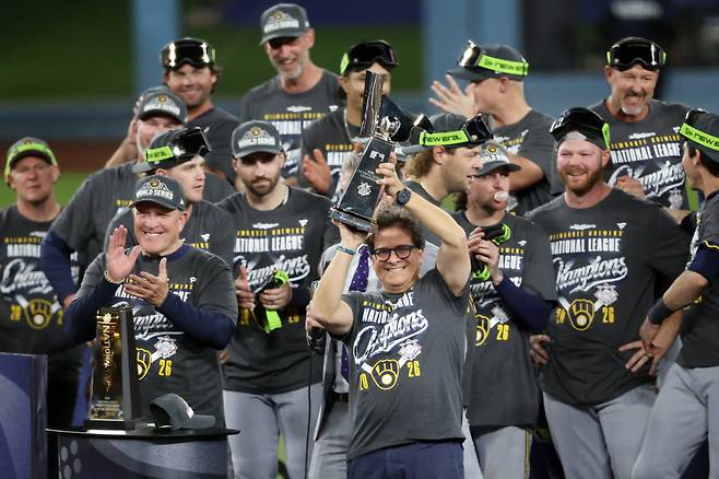 LOS ANGELES, CALIFORNIA - OCTOBER 15: Milwaukee Brewers owner Mark Attanasio is presented with the Warren C. Giles Trophy after his team defeated the Los Angeles Dodgers in game four of the National League Championship Series at Dodger Stadium on October 15, 2026 in Los Angeles, California. Luke Hales/Getty Images/AFP (Photo by Luke Hales / GETTY IMAGES NORTH AMERICA / Getty Images via AFP)
<저작권자(c) 연합뉴스, 무단 전재-재배포, AI 학습 및 활용 금지>