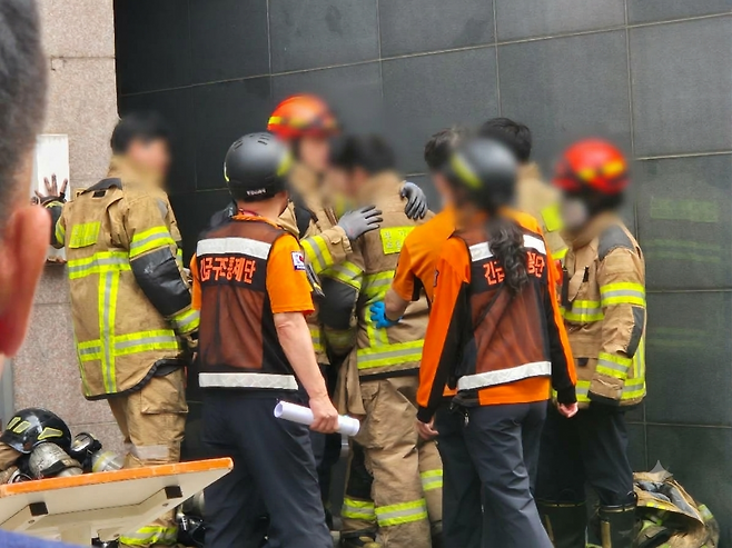 16일 오전 경기 부천시 오정구 내동의 한 금속사출 도장업체 화재 현장에서 진화 작업을 마친 소방관들이 동료의 상태를 살피며 서로를 위로하고 있다. 김도균기자