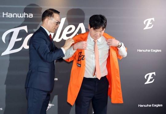 한화 이글스 유니폼 입는 류지현. / 사진=연합뉴스