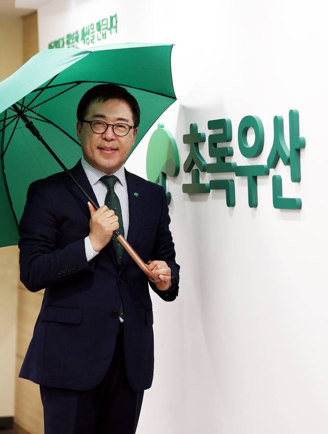 여승수 초록우산 사무총장이 지난달 30일 서울 중구 초록우산에서 기억에 남는 후원자에 대해 이야기하며 기념 촬영을 하고 있다. 박윤슬 기자