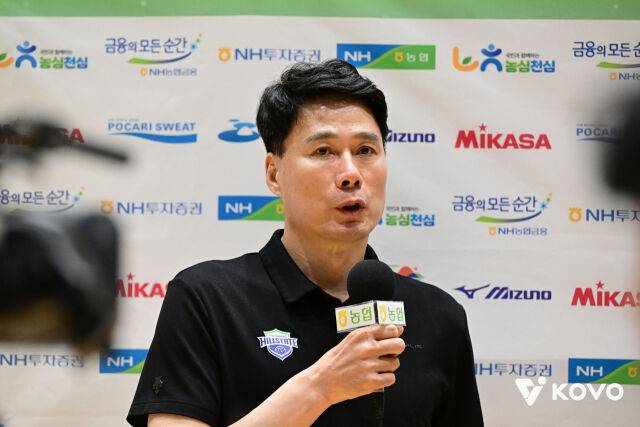 강성형 현대건설 감독이 16일 열리는 GS칼텍스와 2026 프로배구 컵대회 여자부 B조 조별리그 최종전에 앞서 중계방송사와 인터뷰를 진행하고 있다./한국배구연맹(KOVO) 제공