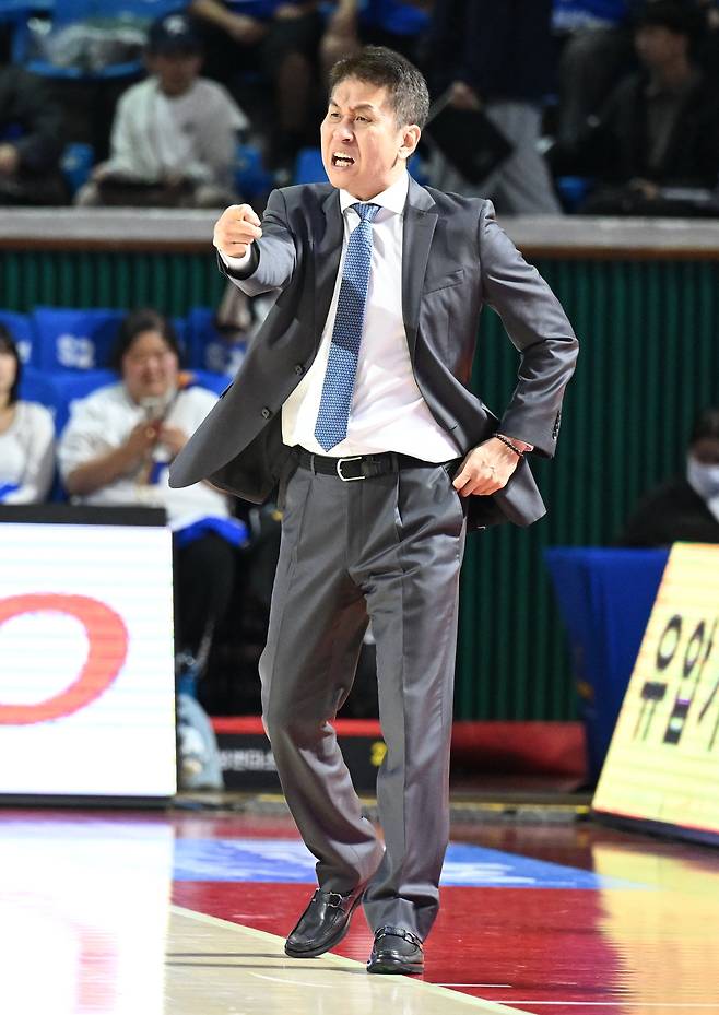 서울 삼성 김상식 감독이 15일 서울 잠실학생체육관에서 열린 2026~2027시즌 KCC 프로농구 정규리그 창원 LG와의 경기에서 선수들에게 작전 지시를 하고 있다. 한국농구연맹(KBL) 제공