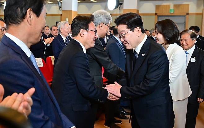 이재명 대통령이 16일 부산에서 열린 제47주년 부마민주항쟁 기념식에서 김민석 더불어민주당 대표와 인사하고 있다.