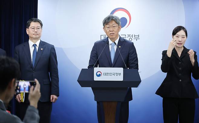 김이탁(가운데) 국토교통부 1차관과 김용수(왼쪽) 국무조정실 국무2차장이 16일 정부서울청사에서 열린 ‘제1차 주택공급 정례브리핑’에 참석해 브리핑하고 있다. 연합뉴스