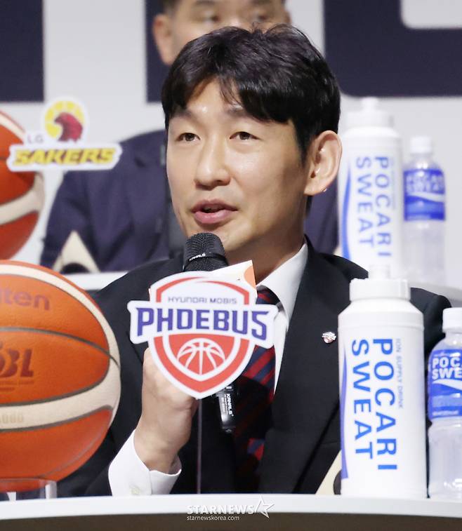 2026-2027 프로농구 개막 미디어데이가 29일 서울 한남동 블루스퀘어 우리WON뱅킹홀에서 열렸다. 현대모비스 양동근 감독이 기자들의 질문에 답하고 있다. /사진=김진경 kim.jinkyung@