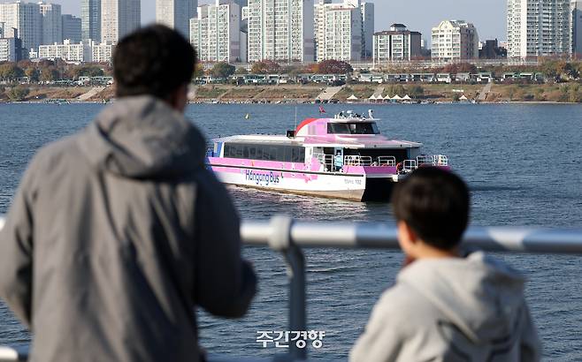지난해 11월 16일 서울 송파구 잠실선착장 인근에서 시민들이 멈춰선 한강버스를 바라보고 있다. 하루 전 서울 한강버스가 서울 송파구 잠실선착장 인근 강바닥에 걸려 멈춰서 일부 구간이 운항 중단됐다. 권도현 기자