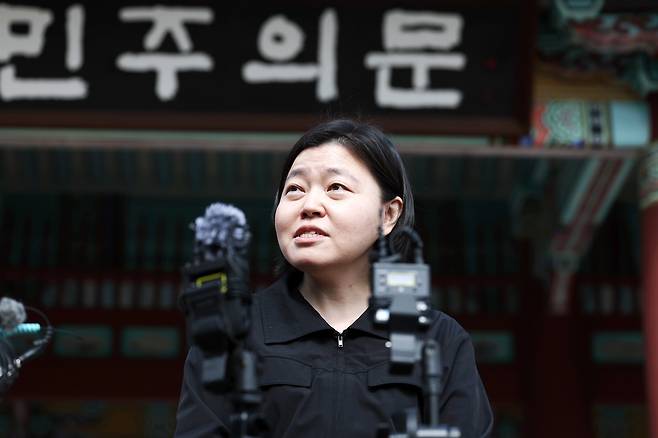 임은정 광주지방중대범죄수사청장이 16일 오전 전남광주 북구 운정동 국립 5·18 민주묘지를 참배한 뒤 기자들의 질문에 답하고 있다. 연합뉴스