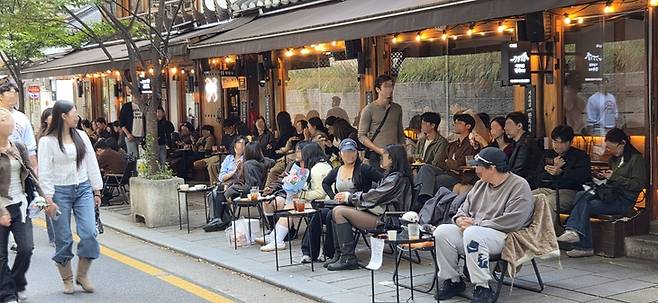 ▲지난 5일 서울 종로구 '서순라길 한옥 카페' 야외 좌석에 30여 명이 앉아 있다. 사진=최화준 인턴기자